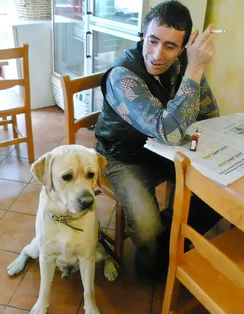 Gast mit Hund im Café