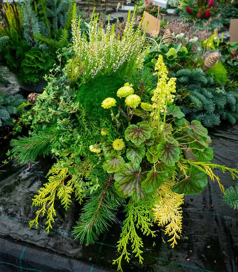 Grabgesteck mit Frischblumen