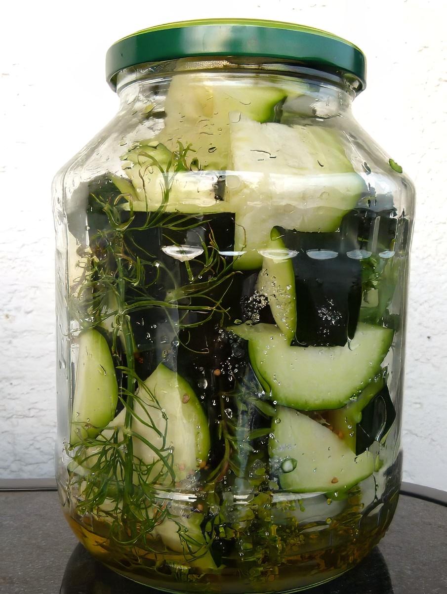 eingelegte Zucchini im Glas