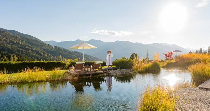 Schwimmteich mit Bergblick